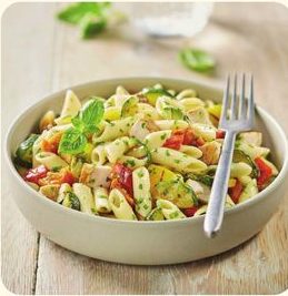 SALADE DE PÂTES AU POULET RÔTI, LÉGUMES GRILLÉS À SAUCE PISTOU